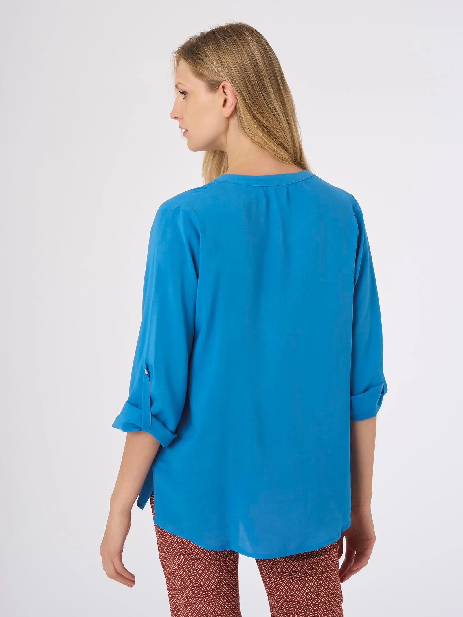 Camicia con collo alla coreana in mussola di EcoSeta - Pool Blue